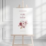 Luxe welkomstbord voor bruiloft met bordeauxrode en blush aquarel bloemen