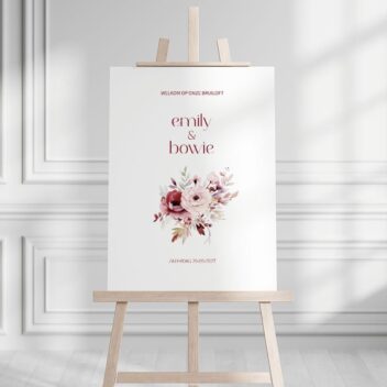 Luxe welkomstbord voor bruiloft met bordeauxrode en blush aquarel bloemen