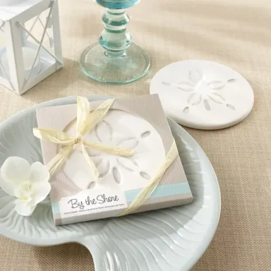 By the Shore zanddollar onderzetter bruiloft bedankje in grijsgestreepte geschenkdoos met aquablauw accent en natuurlijke raffia strik