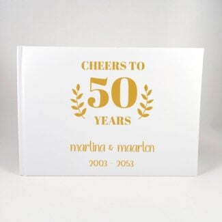 Wit gastenboek 50 jaar getrouwd met gouden Cheers to 50 Years opdruk gepersonaliseerd met namen en jaartallen