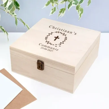 Houten communie bewaarbox met gegraveerde krans en kruis