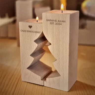 Set van twee houten kersttheelichthouders