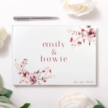 Wit satijn gastenboek met romantische handgeschilderde aquarel bloemen in bordeauxrood en blush roze tinten