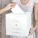 Witte metallic enveloppendoos met gouden Love Heart opdruk gepersonaliseerd met namen en trouwdatum