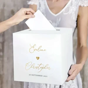 Witte metallic enveloppendoos met gouden Love Heart opdruk gepersonaliseerd met namen en trouwdatum