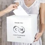 Witte metallic enveloppendoos met zwarte personalisatie voor bruiloft