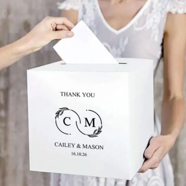 Witte metallic enveloppendoos met zwarte personalisatie voor bruiloft