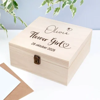 Houten memorie box voor flower girl met gegraveerde naam en datum