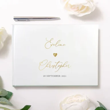 Wit bruiloft gastenboek met gouden namen en datum