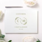 Wit bruiloft gastenboek met olijfgroene personalisatie