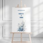 Minimalistisch bruiloft welkomstbord met blauwe wilde bloemen en moderne typografie