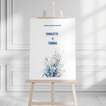 Minimalistisch bruiloft welkomstbord met blauwe wilde bloemen en moderne typografie