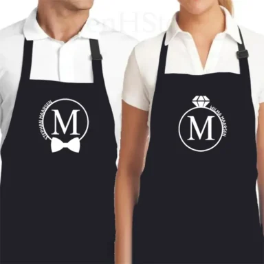 Zwarte His & Hers kookschorten set met gepersonaliseerde namen en monogram