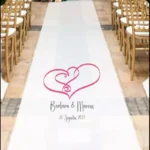 Witte ceremonie loper met zwarte namen en cherry kleurige harten