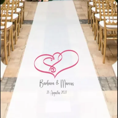 Witte ceremonie loper met zwarte namen en cherry kleurige harten