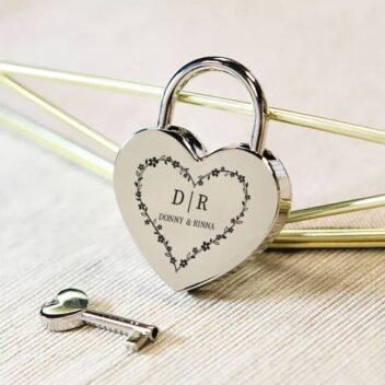 Gepersonaliseerd Liefdesslot met Initialen en Namen in Floral Hart zilver