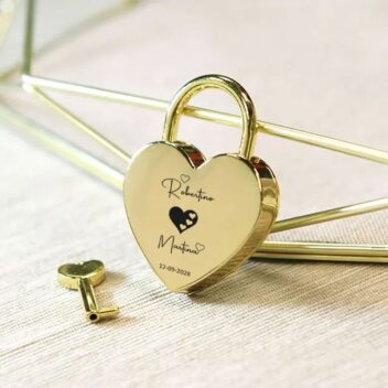Een gouden hart slot met een sleutel
