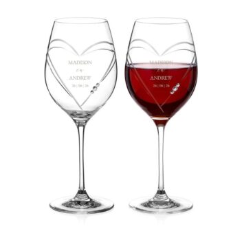 Elegante kristallen wijnglazen met gegraveerde harten en Swarovski-kristallen