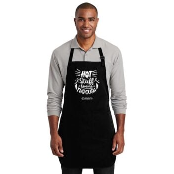 Keukenschort bedrukt met "Hot Stuff Coming Through" en gepersonaliseerd met naam