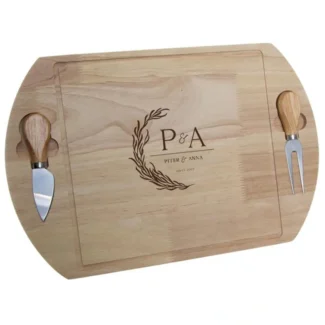 Houten serveerplank met gegraveerd monogram, namen en datum – inclusief kaasmes en vork