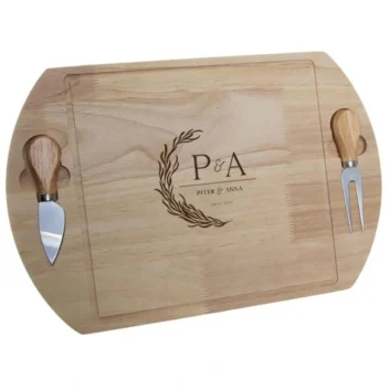 Houten serveerplank met gegraveerd monogram, namen en datum – inclusief kaasmes en vork