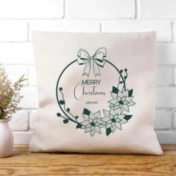 Gepersonaliseerde Merry Christmas kussenhoes met sfeervolle kerstkrans en eigen tekst