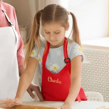 Duurzaam waterdicht schort gepersonaliseerd met de naam van het kind in scriptlettertype