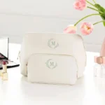 Gepersonaliseerde make-up tas en toilettas in Sage Green met monogram