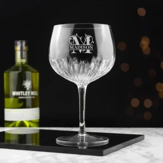 Gepersonaliseerd cocktailglas met gegraveerd initiaal en naam voor een elegante touch