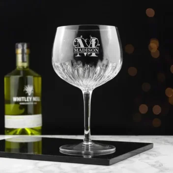 Gepersonaliseerd cocktailglas met gegraveerd initiaal en naam voor een elegante touch