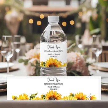 Zomerse waterfles sticker met gele zonnebloemen en zwarte tekst voor bruiloft