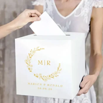 Gepersonaliseerde witte enveloppendoos Monogram Wreath beschikbaar in 30 kleuren met initialen en datum