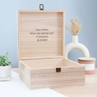 Binnenkant deksel bridesmaid box met persoonlijke boodschap