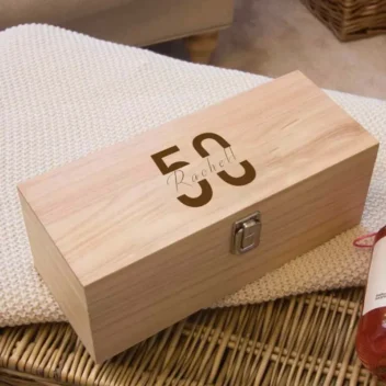 Houten geschenkkist met gegraveerde leeftijd en naam in sierlijk handschrift