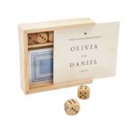 Houten spelset bruiloft bedankje met lasergravure namen en datum, schuifdeksel open