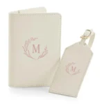 Gepersonaliseerde paspoorthoes en bagagelabel set in Blush Pink met elegant wreath monogram
