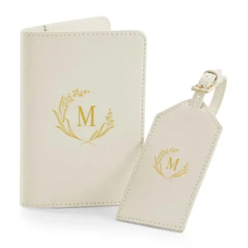 Gepersonaliseerde paspoorthoes en bagagelabel set in Gold met elegant wreath monogram