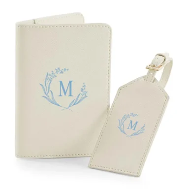 Gepersonaliseerde paspoorthoes en bagagelabel set in Ice Blue met elegant wreath monogram