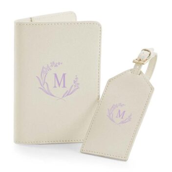 Gepersonaliseerde paspoorthoes en bagagelabel set in Mauve met elegant wreath monogram