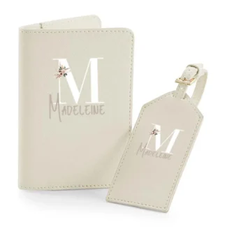 Gepersonaliseerde paspoorthoes set met wit boho monogram en naam in taupe