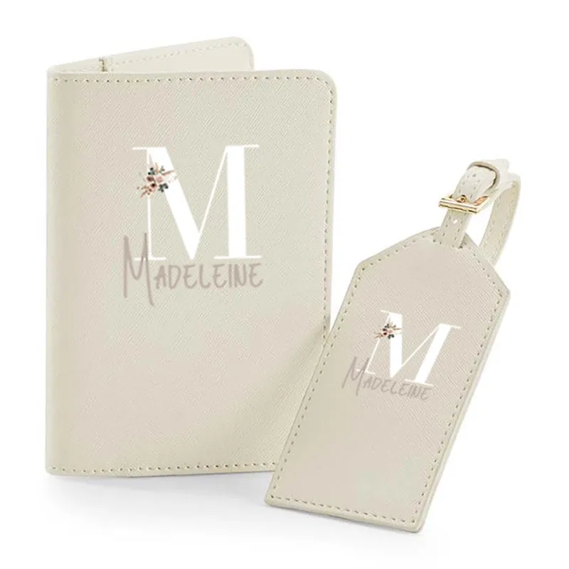 Paspoorthoes Set met Boho Monogram en Naam Gepersonaliseerde paspoorthoes set met wit boho monogram en naam in taupe