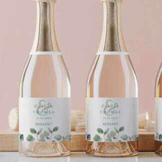 Close-up van champagne label met delicate eucalyptus bladeren en gepersonaliseerde tekst uit de Eucalyptus Collectie