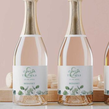 Close-up van champagne label met delicate eucalyptus bladeren en gepersonaliseerde tekst uit de Eucalyptus Collectie