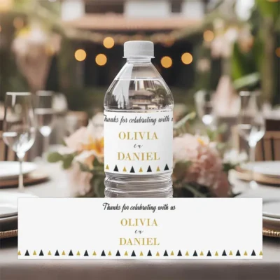 Waterfles label met zwart geometrisch driehoekjespatroon en gouden namen voor bruiloft