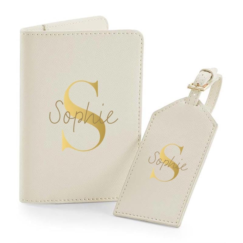 Luxe Paspoorthoes Set Gold met Naam & Initiaal Paspoorthoes set in goud met gepersonaliseerde naam en initiaal