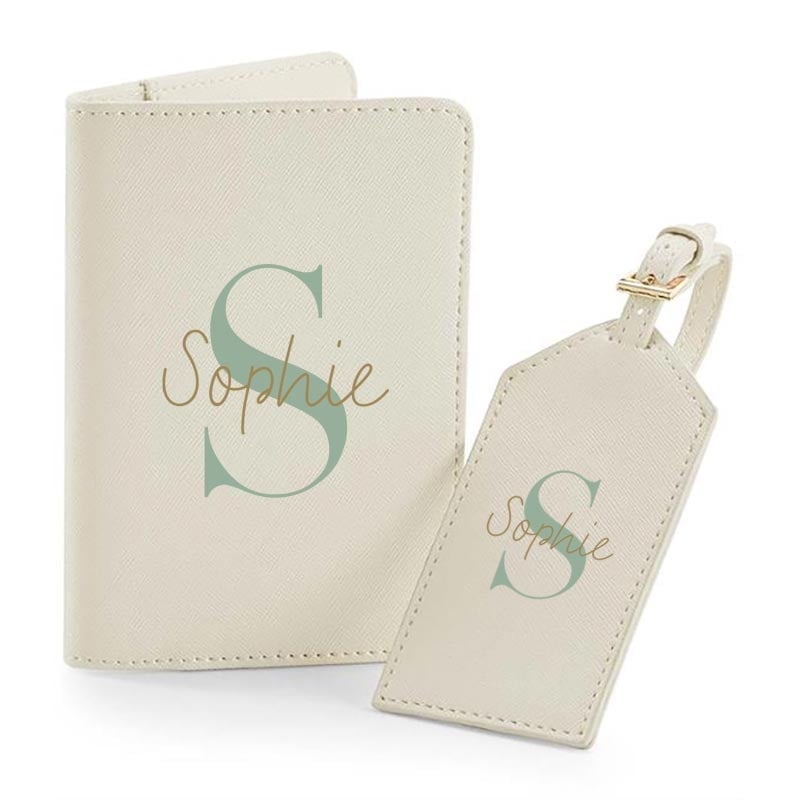 Luxe Paspoorthoes Set Sage Green met Naam & Initiaal Paspoorthoes set in saliegroen met gepersonaliseerde naam en initiaal