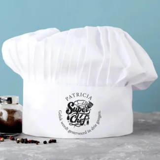 Witte koksmuts bedrukt met persoonlijke boodschap
