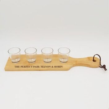 Gepersonaliseerd shot dienblad van bamboe met vier glazen