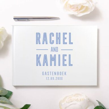 Wit gastenboek met namen in open serenity blokletters