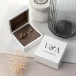 Wit houten ringendoosje met gegraveerde initialen en trouwdatum – magnetische sluiting en grijs velours interieur